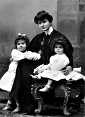 Alma mit ihren TöchternMaria Anna and Anna