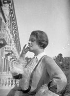Anna Mahler in Santa Margherita vor dem Hotel Imperial (1920er Jahre)