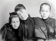 Anna von Bergen-Schindler mit ihren Töchtern Alma and Grete