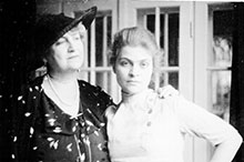 Alma und Anna Mahler in der Villa auf der Hohen Warte (1933)