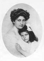 Alma mit ihrer Tochter Anna (um 1912)