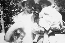 Alma mit Gustav Mahler und den beiden Töchtern