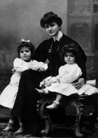 Alma Mahler mit Töchtern